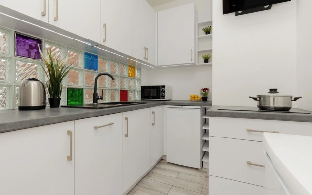 Rondo Wiatraczna Apartment by Renters