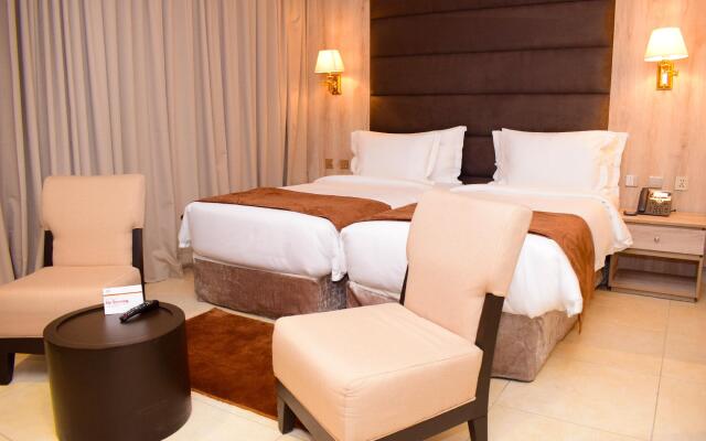 Monty Suites & Golf