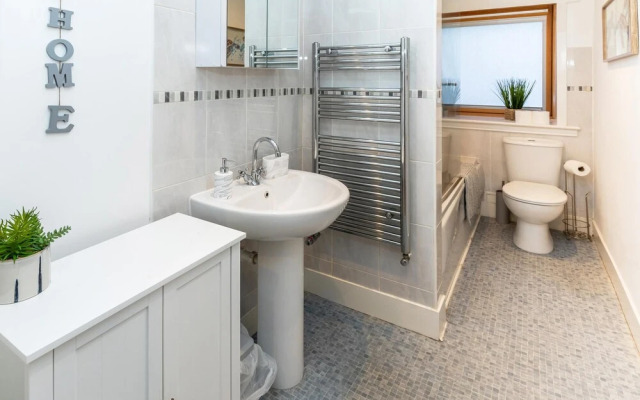 Modern Aberdeen City Apartment Free Parking