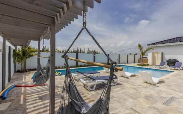 New 3BR 2BA With Huge Pool and Outdoor Area BBQ