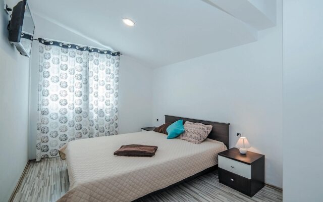 Stunning Home in Vrsi Mulo With Wifi and 4 Bedrooms