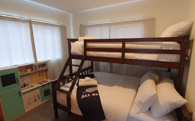 Cheerful 3BR Home - Free WiFi & Netflix