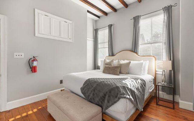 Beautiful Renovated Apartment Near King Street