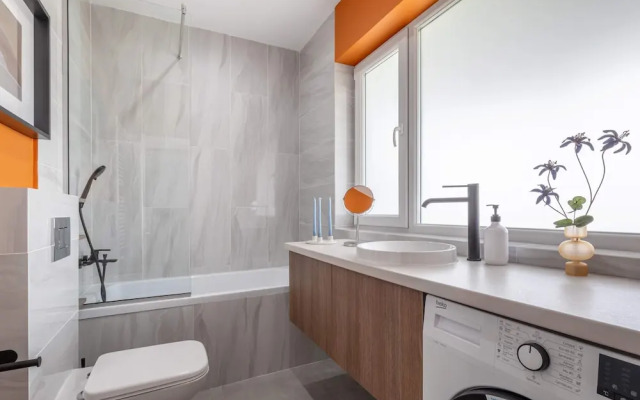 Playful & Bright 1BR near The Faculty of Law