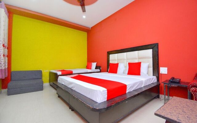 Oyo 39889 Palace Plaza