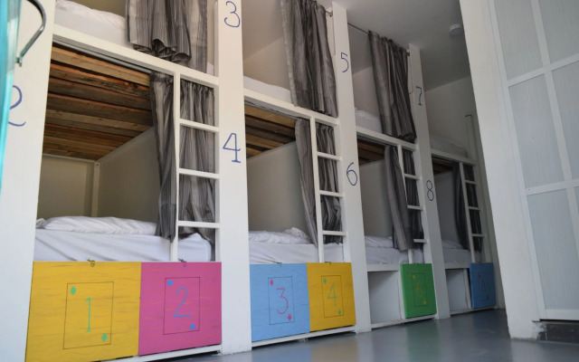 Wonderland Hostel By GB Collection