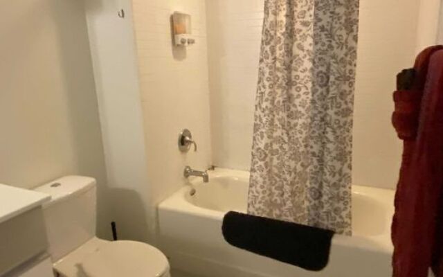 Deep Cleaned 1BR Apartment | Downtown Location