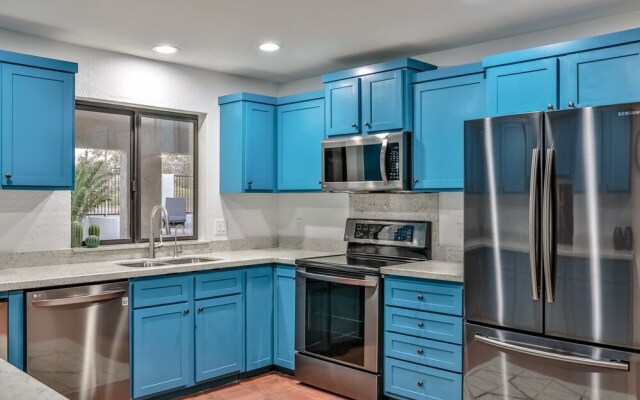 690 Avenida Laredo