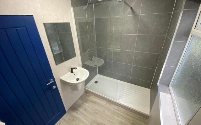 Harewood Lodge - Single and Double Rooms Self Serve Apartment