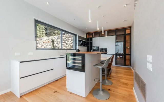 Villa Serenity Luxury Lakeside Manor