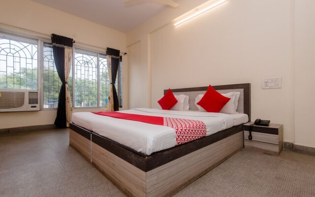 OYO 26206 Hotel Paras