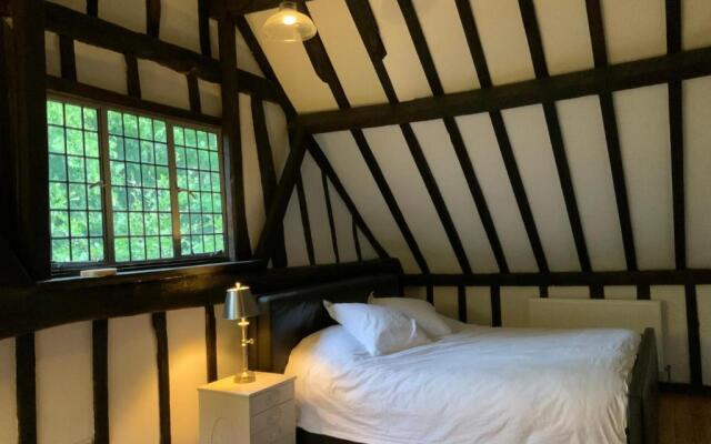 Delightful 4BD Home Full of Flair Edenbridge Kent
