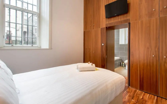 JOIVY Location, Location! North Bank Street Luxury Apt