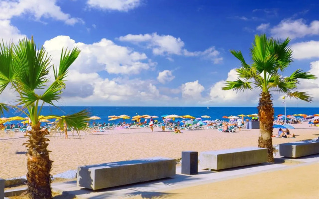 Luxury Apartment Accommodation, next to beach & train station Calella