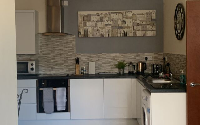 Absolute Stay in Sherwood-free Parking-east Midlands Airport-contractors-family