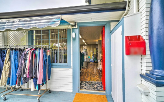 Cozy Carpinteria Apartment: Walkable Location