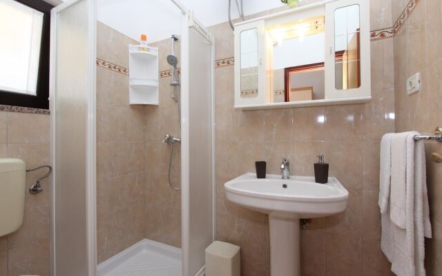 Rooms and Apartment Lea