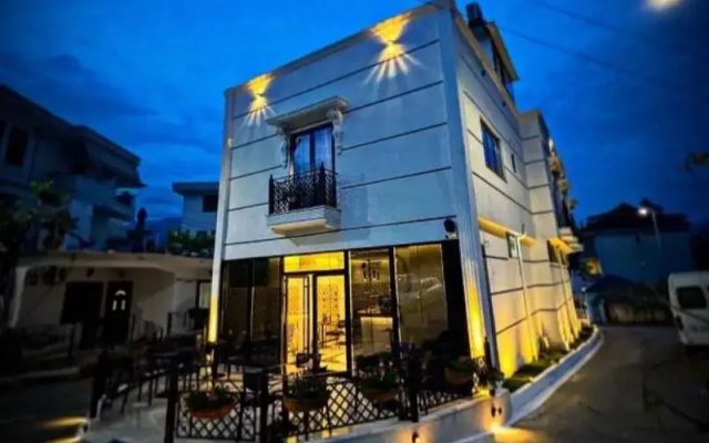 Martin Luxury Hotel