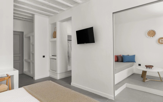 Mr & Mrs White Tinos