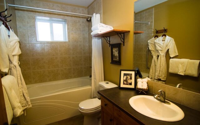 Cedar House Restaurant & Chalets