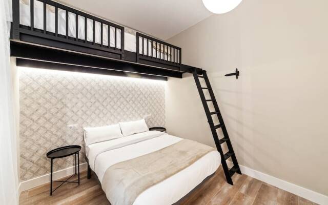 Bright & Spacious Three Bedroom Apartment in Centro