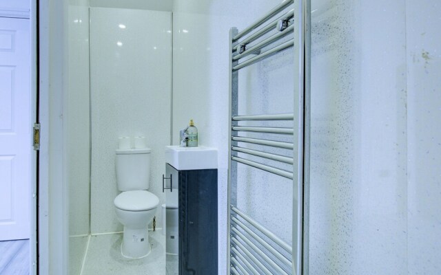 6 - 7 Beds-sleeps 12-elizabeth Line-free Parking