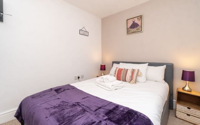 Spacious 2 Bed Southville Flat Near Harbourside