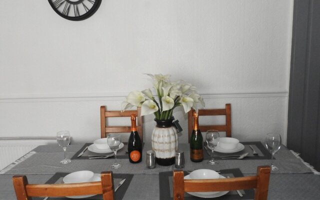 Cradley Manor - Spacious 6 Bedroom House