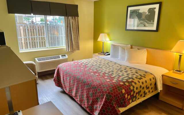 Super 8 by Wyndham Gloucester