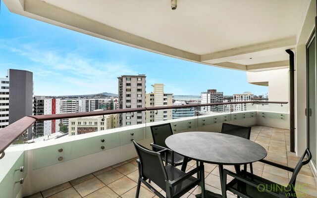 QV Central Upscale Apt in a Hotel (929)