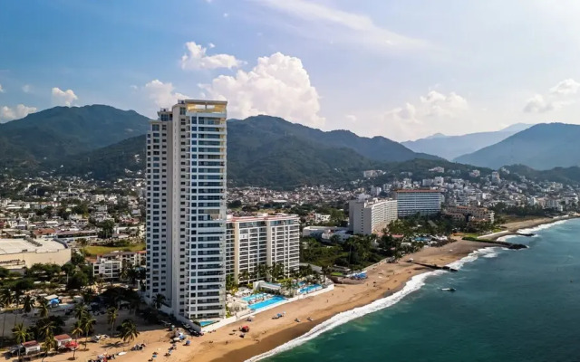Oceanfront 1BR with Balcony & Pool