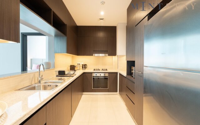 Premium 2BR Downtown Apt w Dubai Mall Access