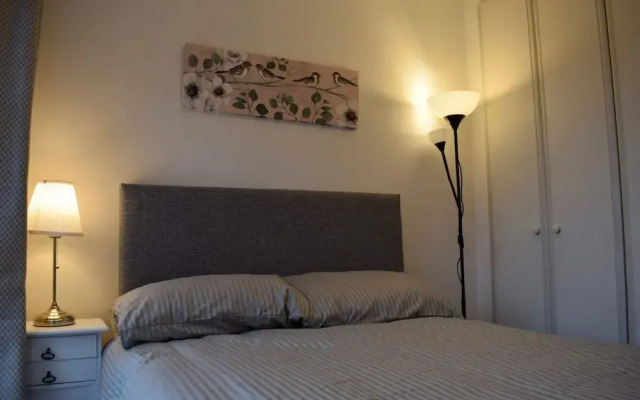 2 Bed Historical Christchurch With Parking