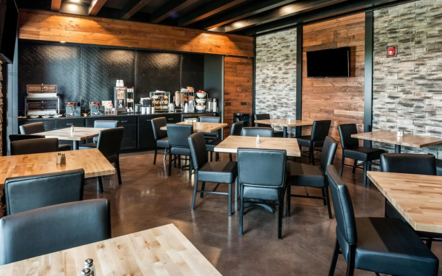 Cobblestone Hotel & Suites - Appleton International Airport