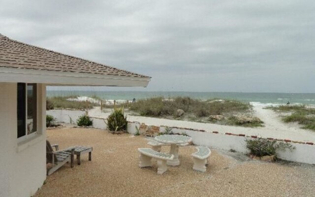 Jukes Beach House by RedAwning