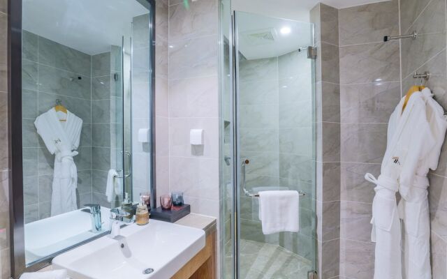 The 5th Meteorite Glory Hotel