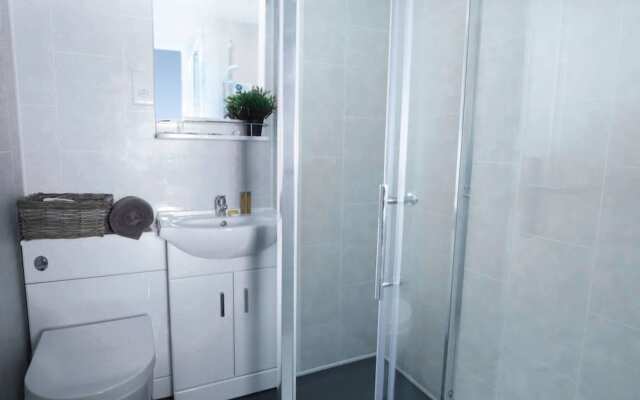 Modern Sea Front Apartment Sleeps 10