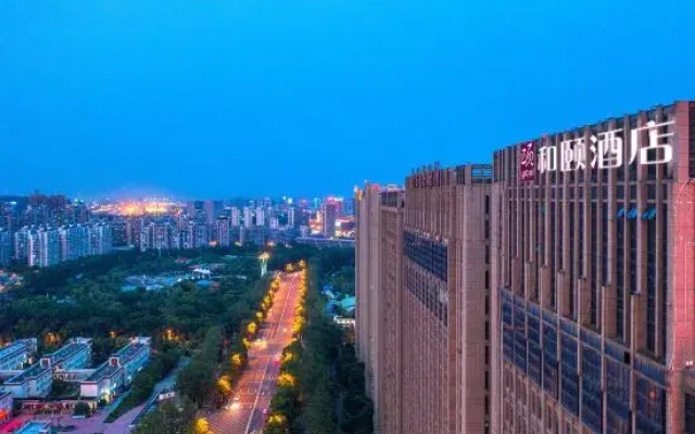 Hilary International Hotel (Zhonghuan City, Exit near Fanhua Avenue Metro Station)