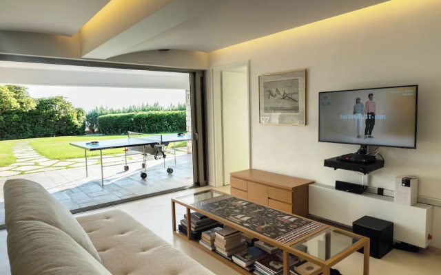 Paradise Beachfront Villa Athenian