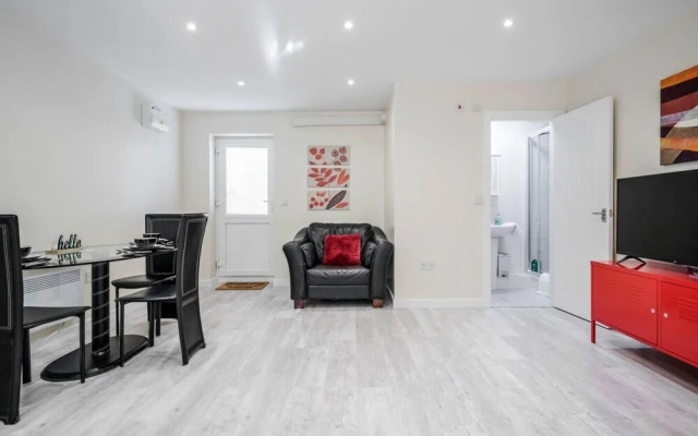 Cosy 2BR Maisonette Near Hospital & Stations