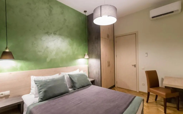 Luxury 3 BR apartment by Freedom square City Center