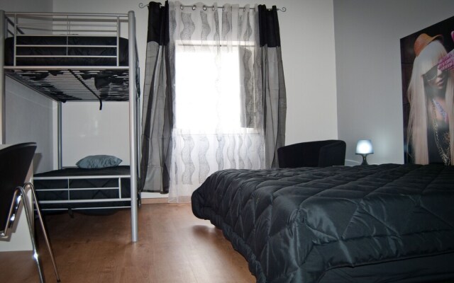 D. Dinis Low Cost Hostel