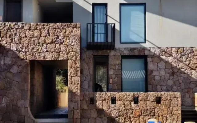 Lijiang Snow Mountain stone house