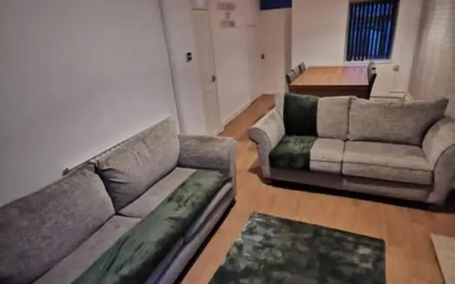 Charming 2-bed House in Swansea