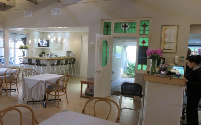 Quarry Lake Inn