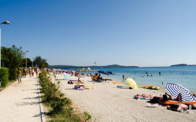 Detached House at Country Side, Fenced Private Garden Ideal for 2 Fam, Wifi