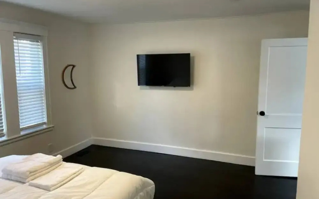 Modern Two Bedroom Condo - Near Boston