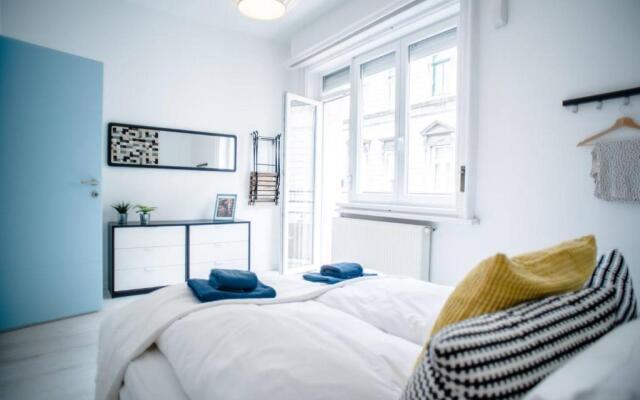 Central new home with 3 bedrooms, A/C and balcony