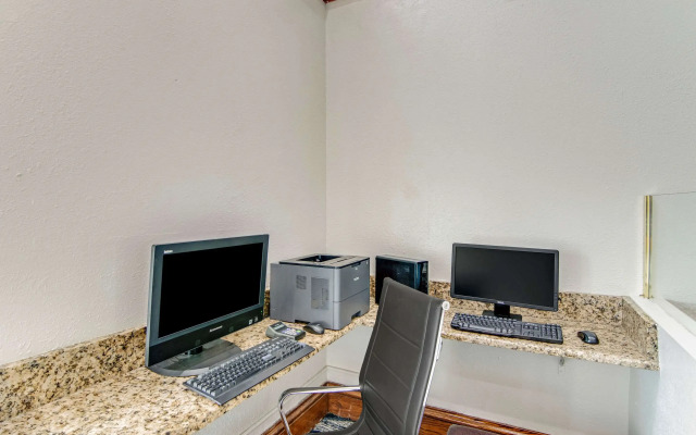 Comfort Suites near I-80 and I-94