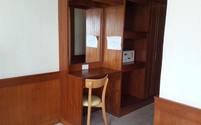 Black & White Guesthouse & Minimart